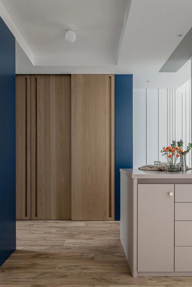 210㎡简约大平层，淡雅温馨、绿植装饰，生活文艺舒适