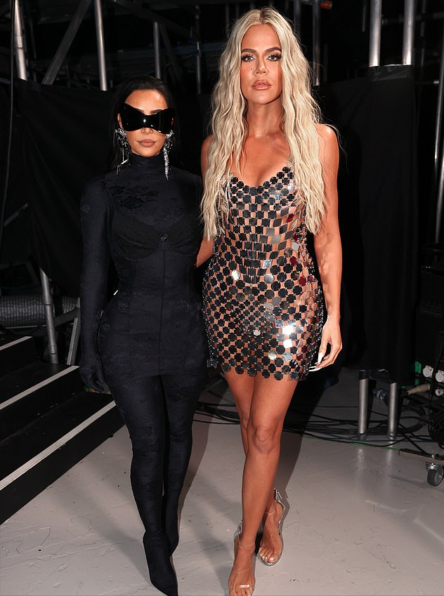 金·卡戴珊|卡戴珊母女闪耀颁奖礼！金姐一身黑色内衣外穿，三姐亮片裙抢风头