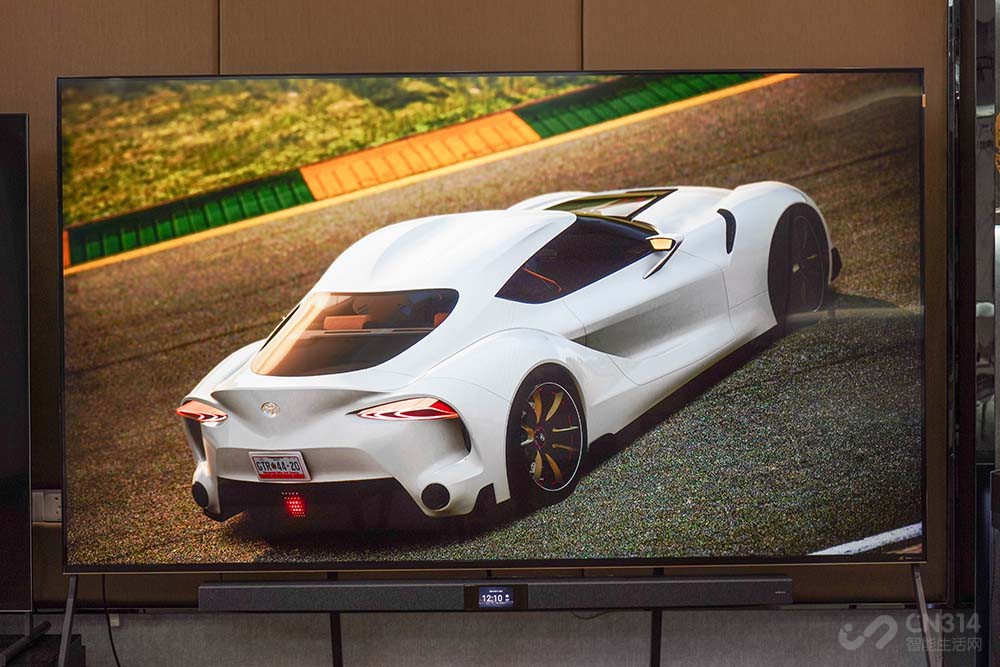 百度|全家人坐在客廳感受影院觀感 98英寸電視究竟有多震撼？