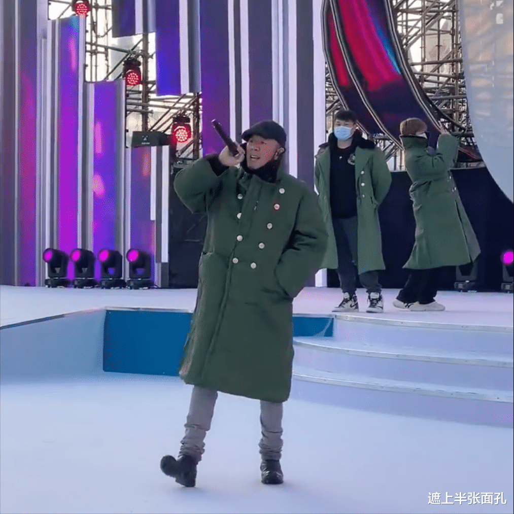 杨坤|杨坤现身长春彩排跨年盛典，身披军大衣上台，满脸通红卖力演唱
