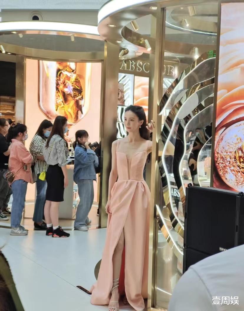 白敬亭|金晨现身活动捞金，瘦到皮包骨头，旁边的大叔目不转睛盯着她！