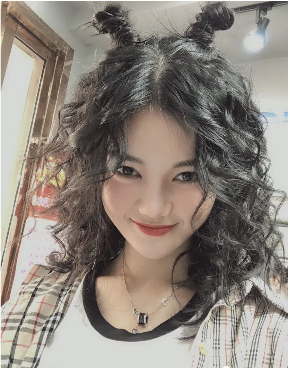 染发 当下什么女发比较火？半扎烫发头锁骨发还有特色染发，就是不一样