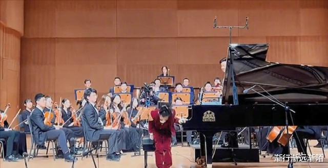 贾云馨|9岁甜馨参加钢琴演出，姿势专业非常有范儿，发际线让人担心