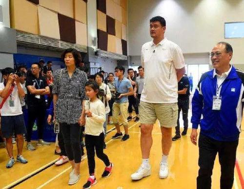 姚明|女版姚明！14歲身高達到2米27，站著能摸到籃筐，有望成沖擊WNBA