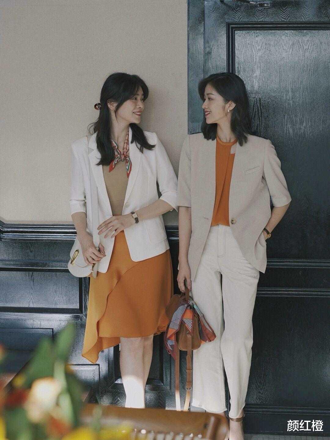 颜红橙|早秋“裙子”怎么穿？学三木搭配无袖针织衫，高级精致又显气质