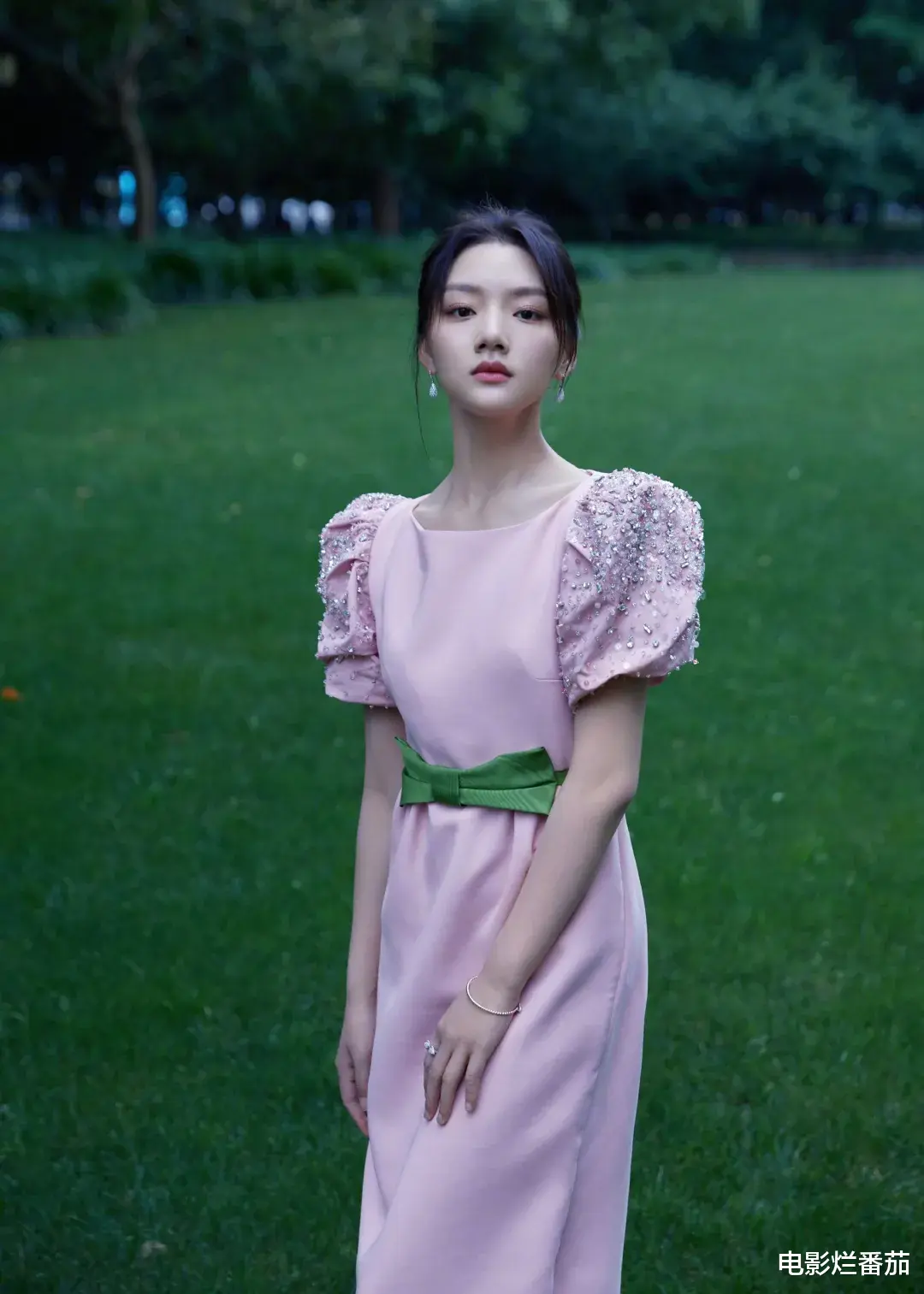 杨幂|倪妮红毯豪放“撩汉”，毛晓彤大胆镂空，白百何遮不住凹凸身材