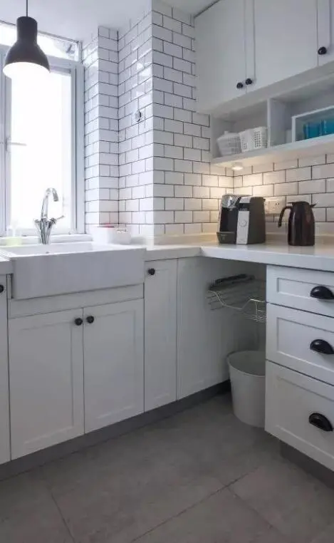 老年小妙招|还在嫌厨房东西放不下？我家地柜留空一格，方便收纳空间翻倍