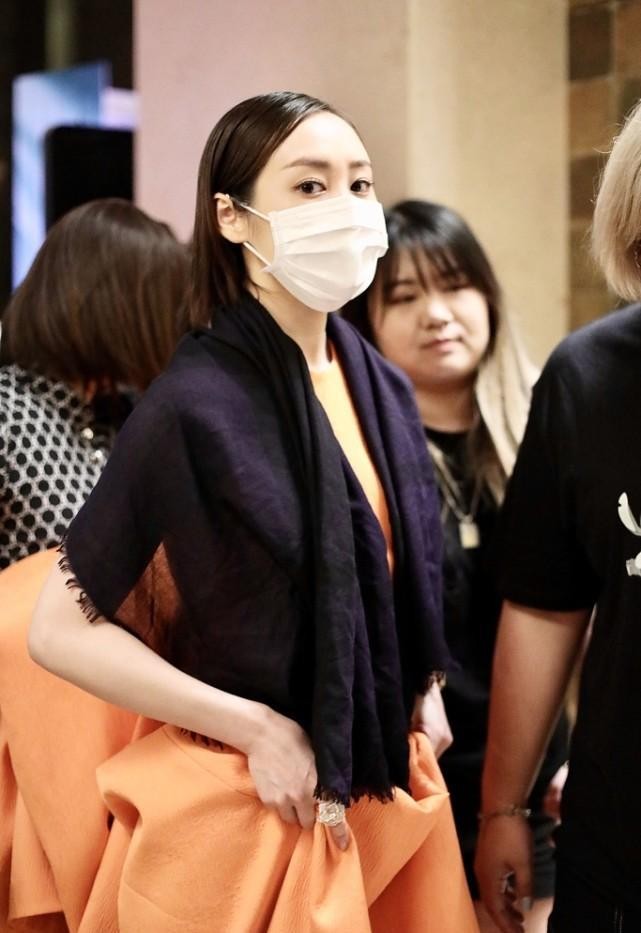 白小白的衣橱|李纯的斜方肌看着有点明显,穿挂脖裙略显壮,好在气质能hold住