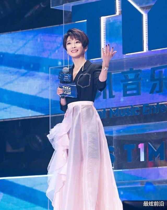 西装 吴京老婆美得很耐看！西装搭配裙子干练又优雅，短发也很有女人味