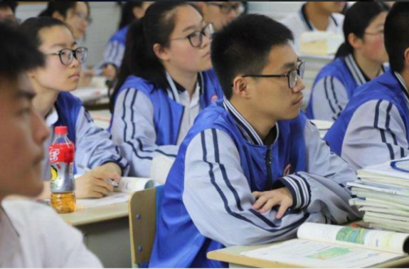 银川|男大学生在学校公然扇女友脸，引起全网争议，谁知男生才是可怜人