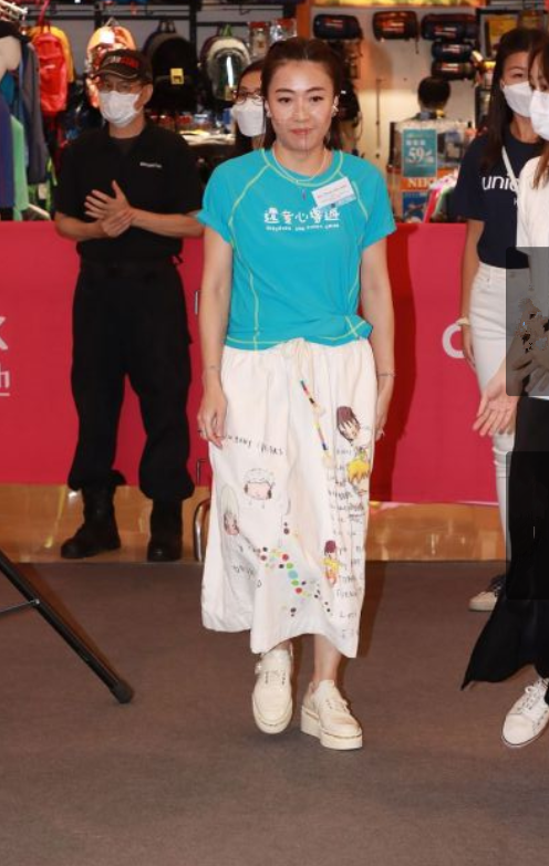 潮流前沿 甘比郭晶晶同框做公益,背14万包打扮奢华,郭晶晶朴素造型更高级