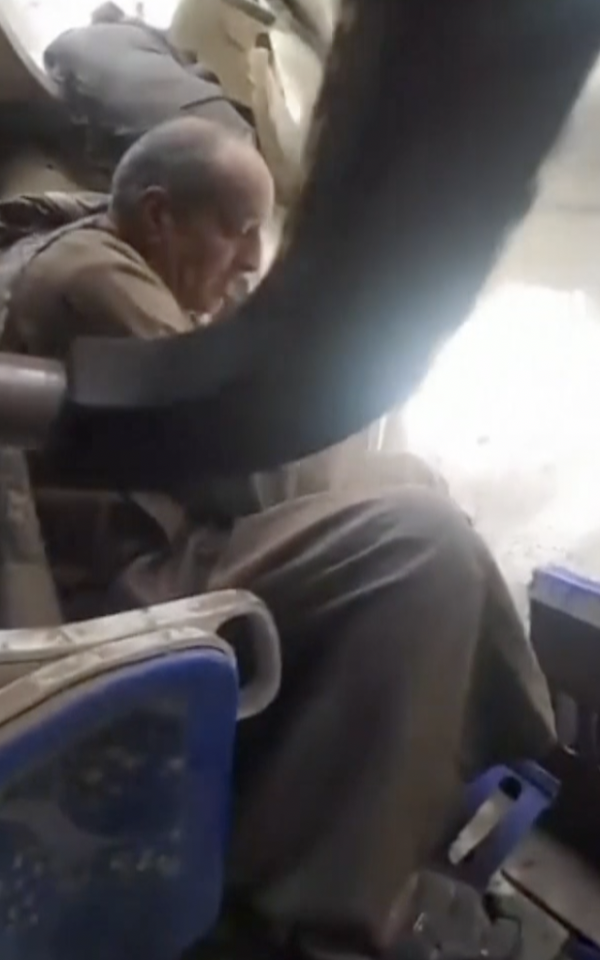 新三闻 乘客拉制动阀致两辆火车相撞