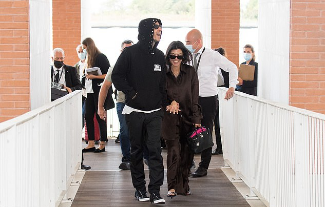 全球时尚风行|金大姐和男友走到哪吻到哪儿太甜！机场热吻旁若无人，路人都皱眉