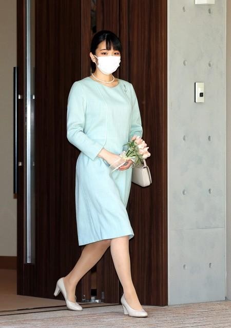 面霜 日本真子公主婚后7天回门！独自坐在车里好落寞，不扎头发不化妆