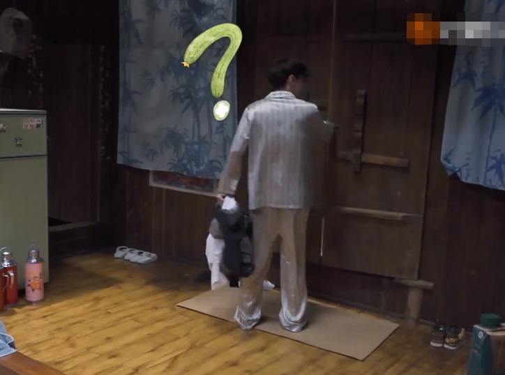 张艺兴|紫妹意外撞衫张艺兴，我却关注男方反应，这才是单身男星的自觉