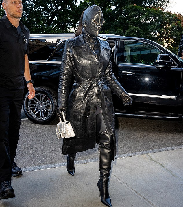 金卡戴珊新造型太拉風啦！一身黑色皮衣，還戴著黑色皮面具太酷瞭-圖5