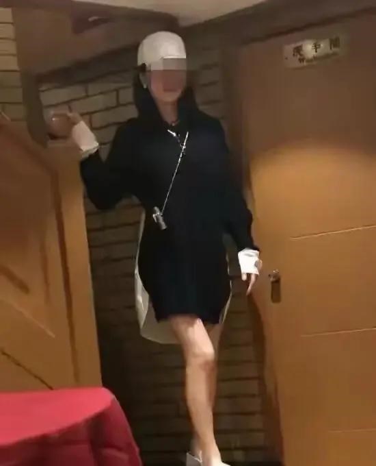 荆州 陕西：一陌生男子在烧烤店女厕所偷拍，被4名男子当场抓获暴打一顿