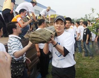 李连杰|李连杰生日或抑郁症女儿庆祝，爱女双眼无神！58岁李病情反复变虚胖