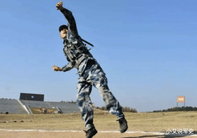 手榴弹|李云龙说手榴弹扔30米女人都行，看到我军这个纪录：真给国人长脸