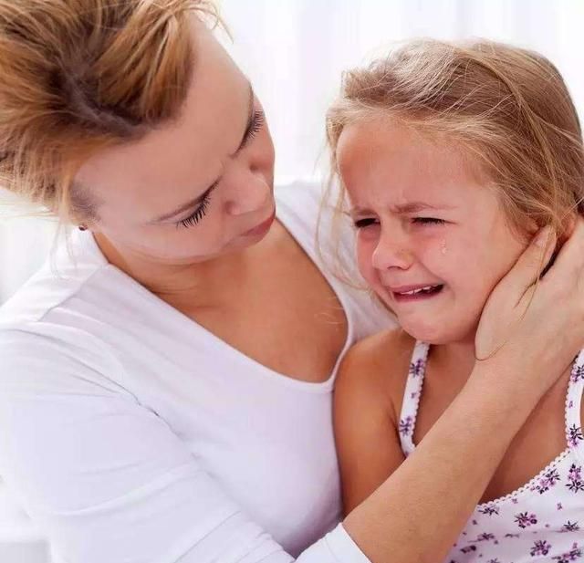 菁妈育儿|两个情绪失控的妈妈，当街教育孩子让娃很受伤，网友：童年阴影