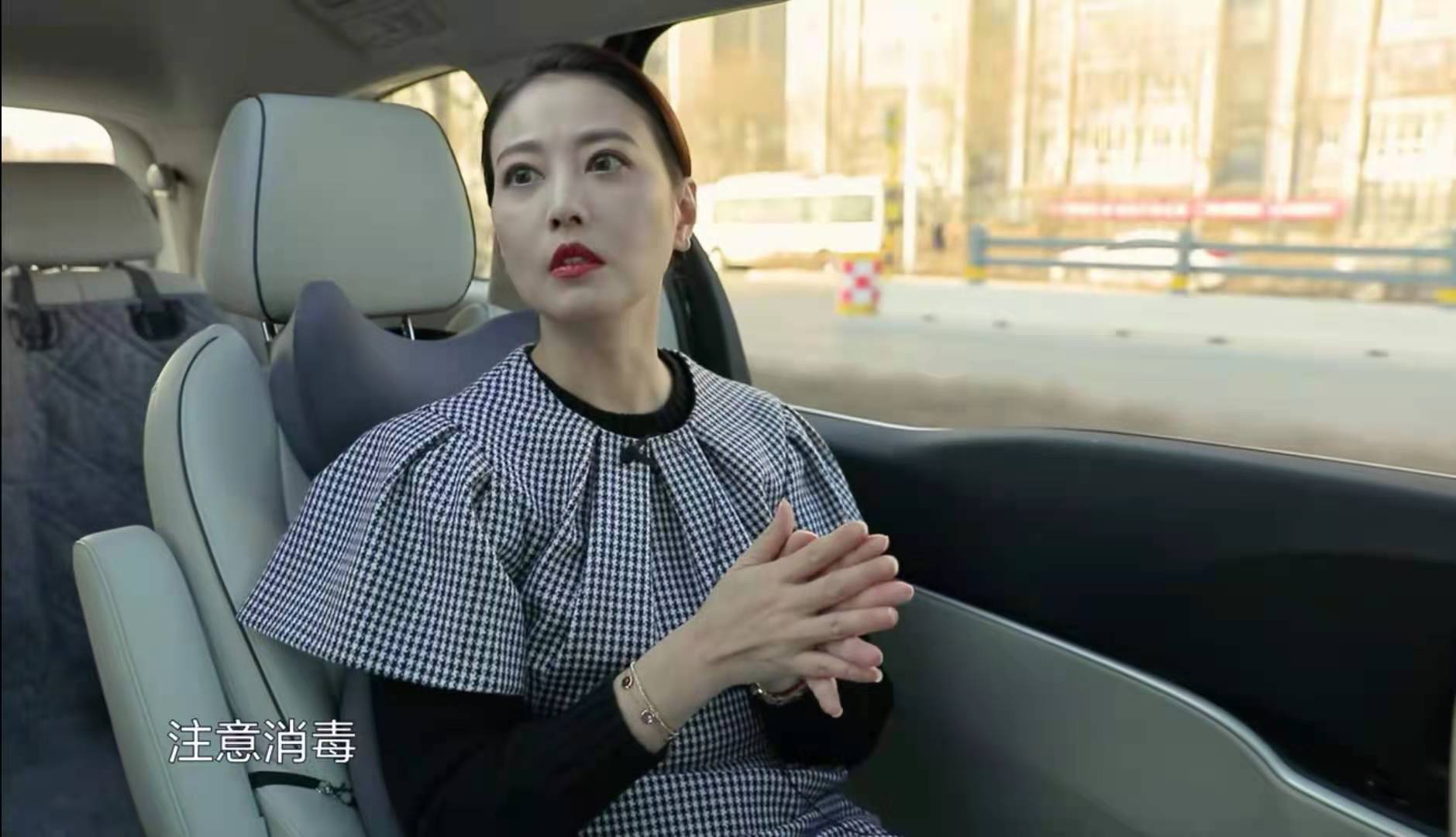 周海媚|周海媚称今天去做第五次核酸检测，一个香港演员愣是把自己过出北京大妞范！