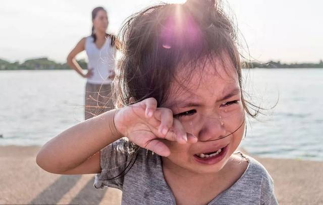 西红柿妈妈|儿子撒泼打滚，妈妈在相隔3米的地方看着，俩母子谁也不服谁