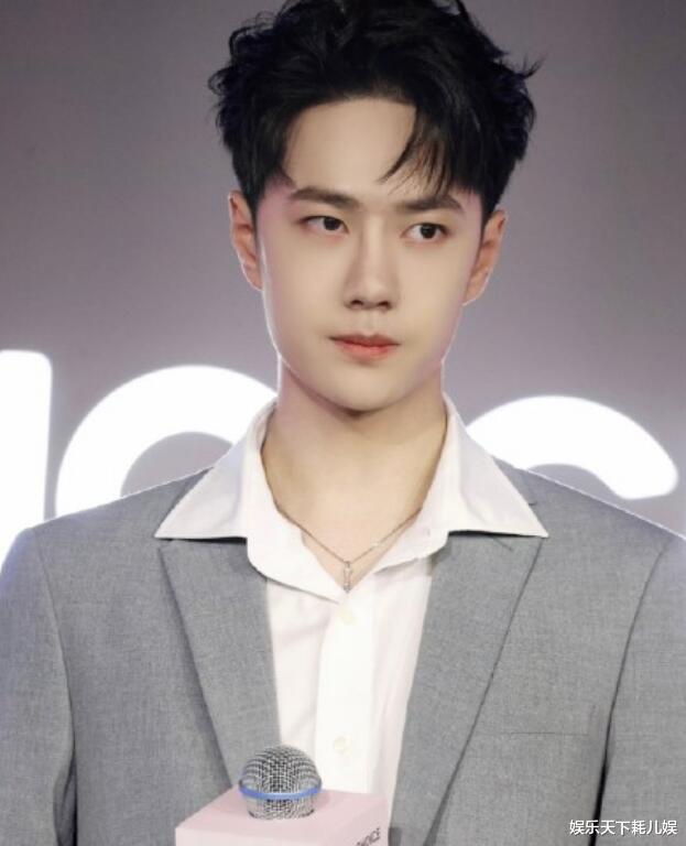 王一博|疑王一博新电影路透曝光，深蓝西装配大背头看起来很紧张，和旁边的王传君飙演技？