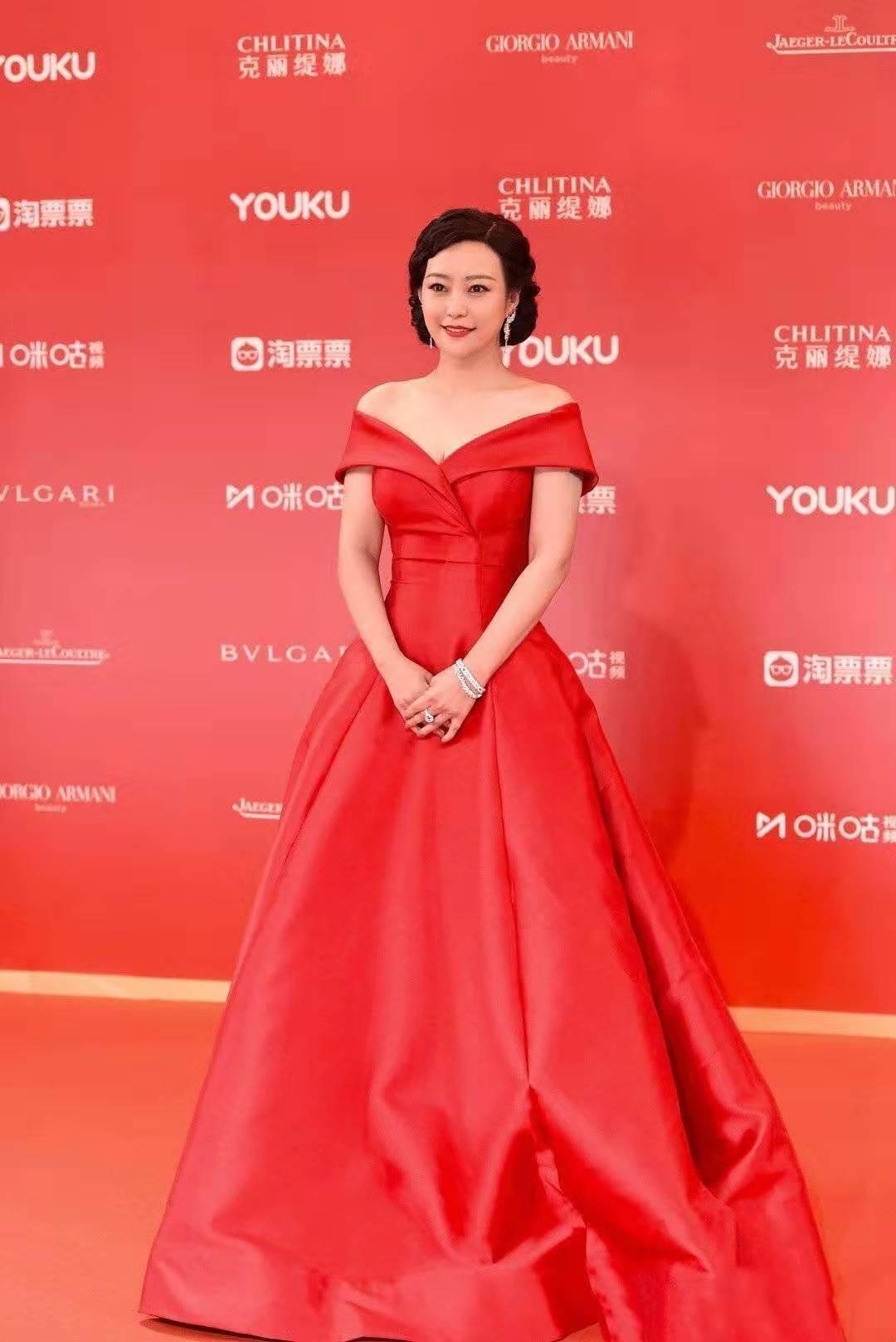 何有强|郝蕾是阿姨圈顶流！印花衬衫搭半身裙高级洋气，她掌握了穿搭密码