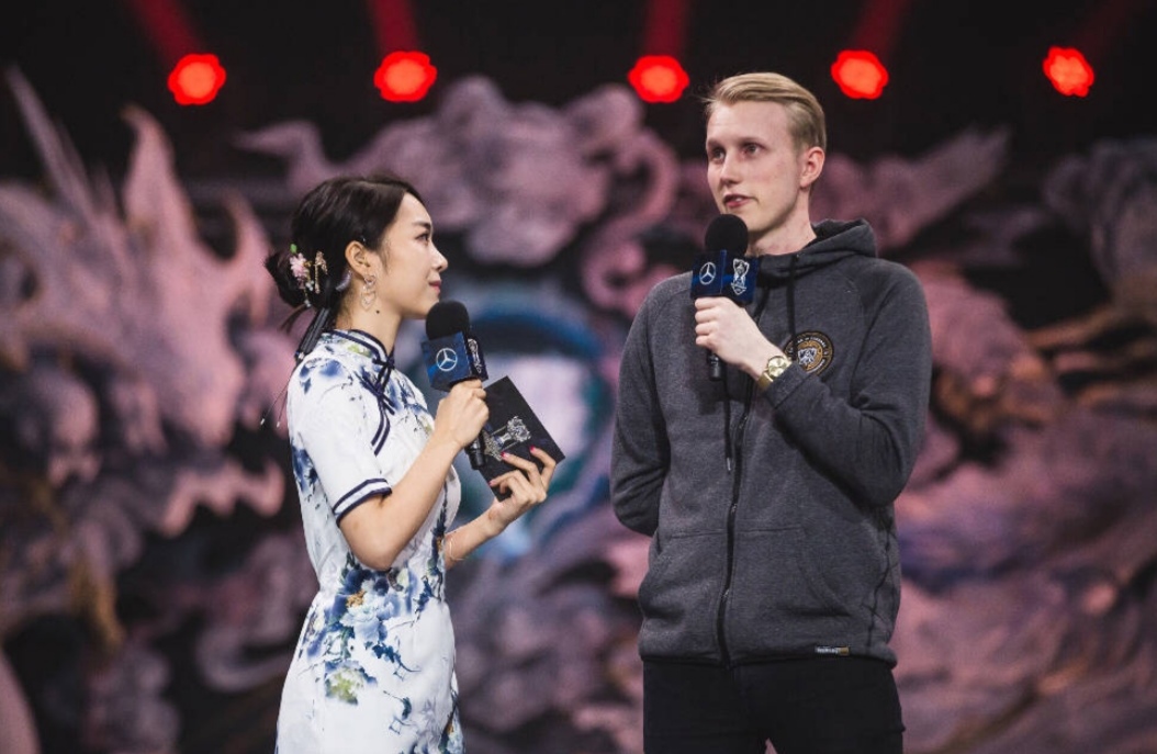 余霜|余霜晒照官方“四美”，穿搭引起粉丝调侃，“偶里偶气”的感觉