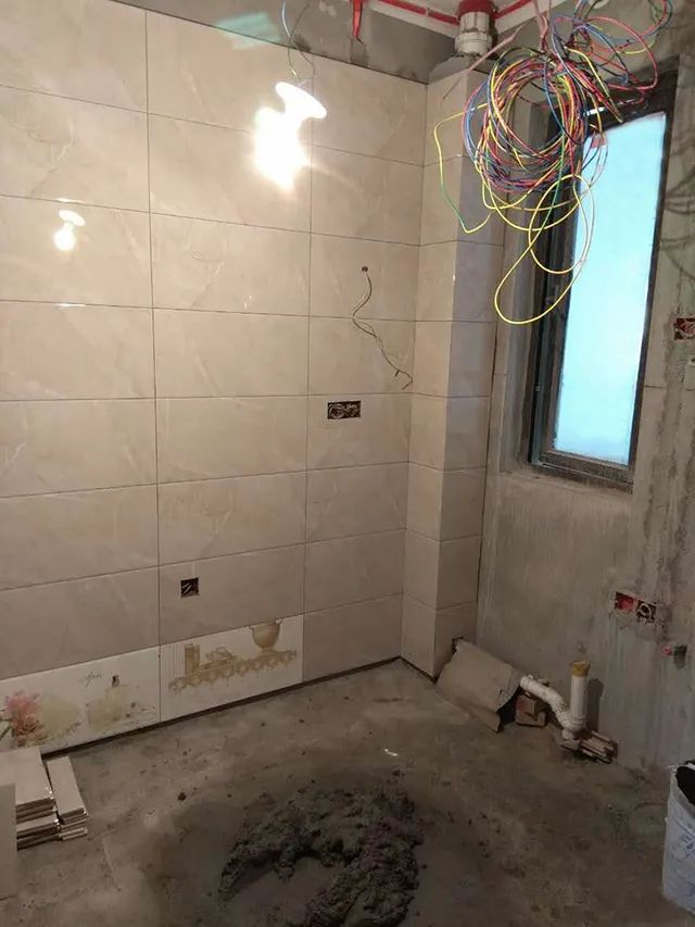 装修时尚家|头一次见瓷砖“从上往下”贴，这手艺见过的都说服！