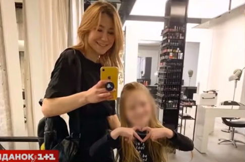 外国8岁女孩穿内衣在网上秀恩爱,与13岁男友同床而眠