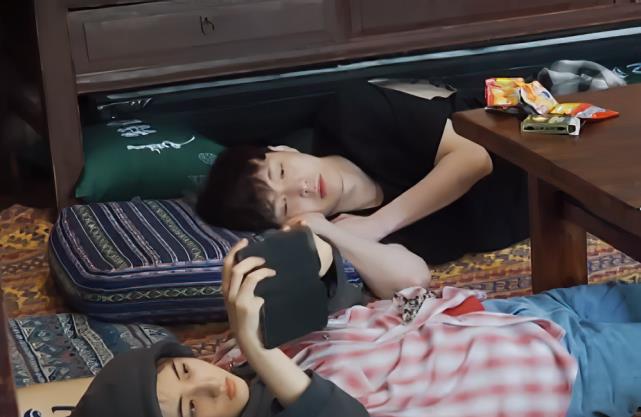 张子枫|张子枫给张艺兴发信息被拍，手机壳意外抢镜，网友：你才19岁啊