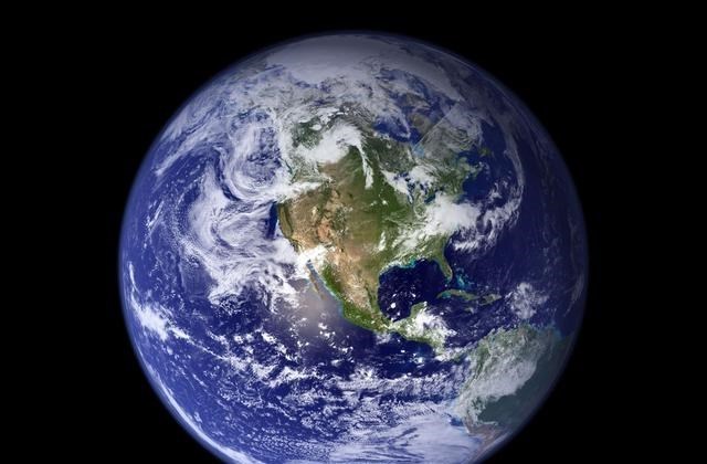 地球重达60万亿亿吨,为什么不会掉下去,还能悬在太空中?