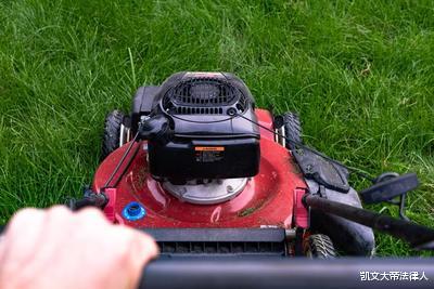 凯文大帝法律人 未成年人相约楼顶玩耍致坠楼身亡，物业、开发商、监护人、玩伴四方如何确定责任？