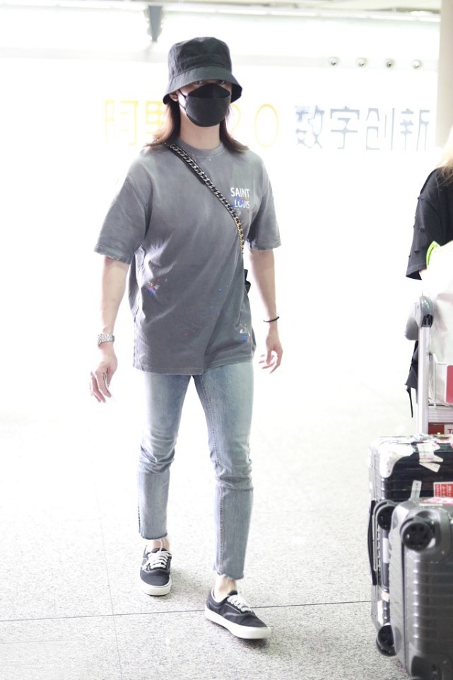 男士穿衣搭配杂志|尹正风格走偏了？紧身裤+披肩长发个性文艺，这样穿真需要胆量