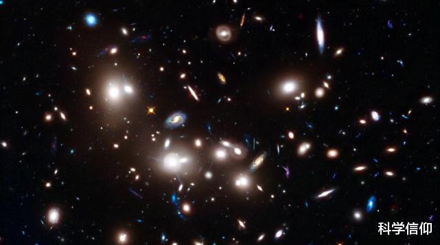 宇宙中出现了三个一模一样的星系,怎么回事?难道宇宙是虚拟的?