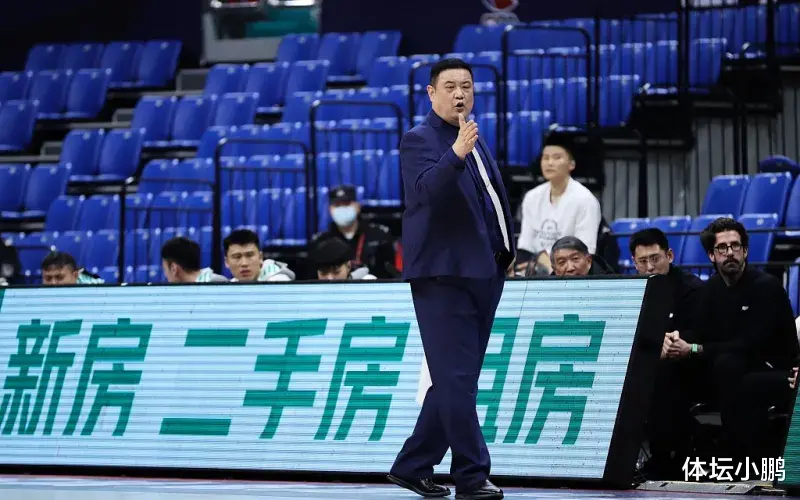 山东男篮|教练团队主导比赛，山东男篮爆冷战胜上海，徐长锁的固执难逃下课