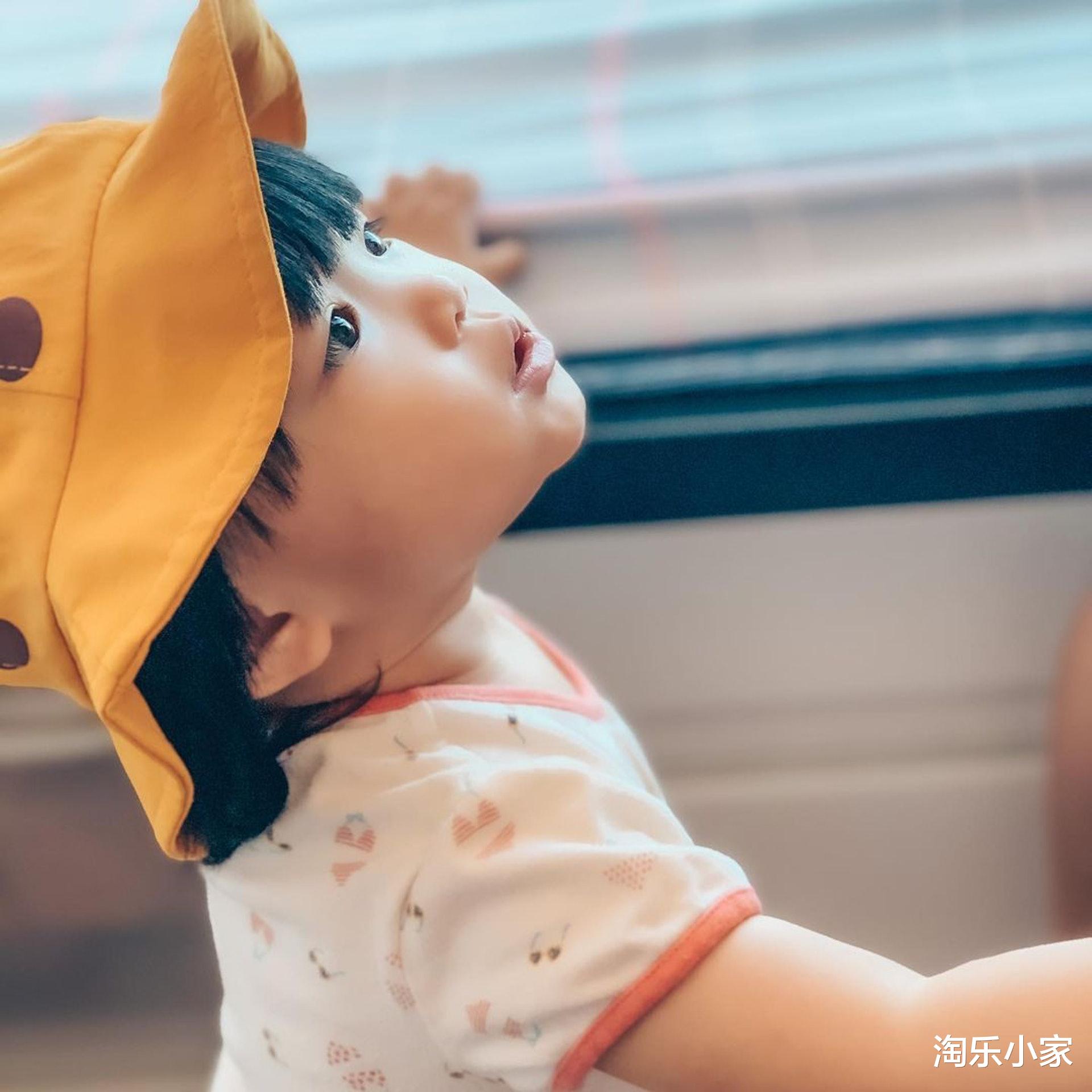 单文柔|陈展鹏单文柔女儿读著名星二代学府,穿校服甜笑转圈,十分精灵可爱!