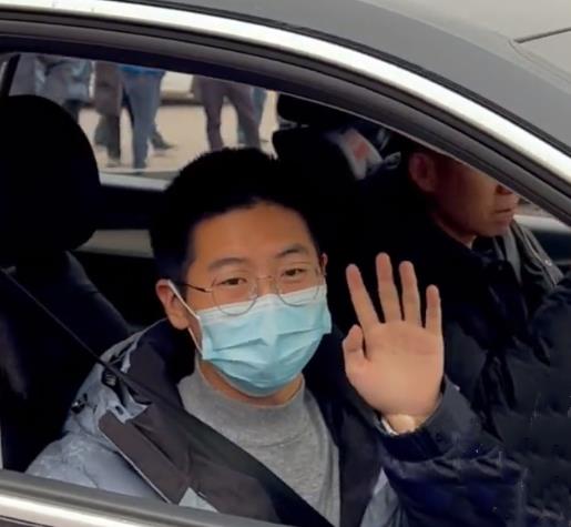 不识抬举!孙卓欲给买家还贷,却被踢出家族群,孙家长辈连忙安慰