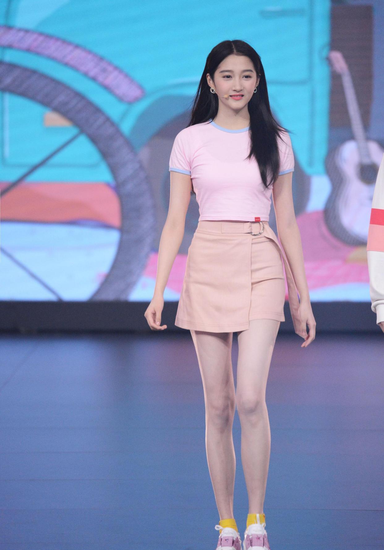 关晓彤|关晓彤:“我整个寝室最丑”,本以为她谦虚,看到合照后:我信了