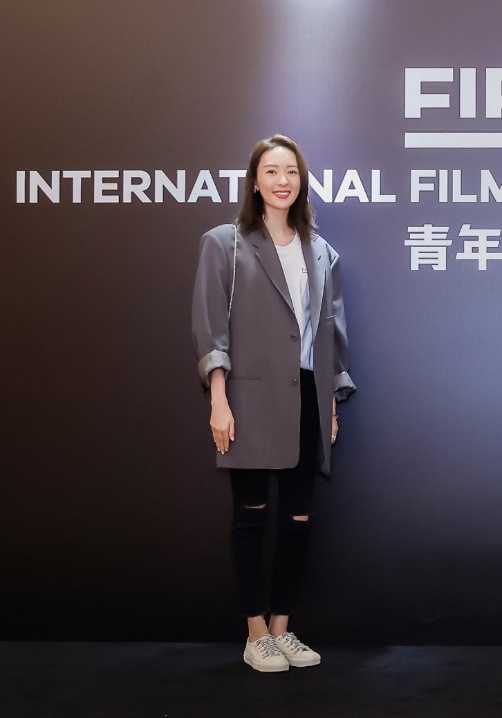 大表姐的时尚圈|童瑶衣品真好，衬衫下摆塞一边时髦显高，配双“猪蹄鞋”更独特