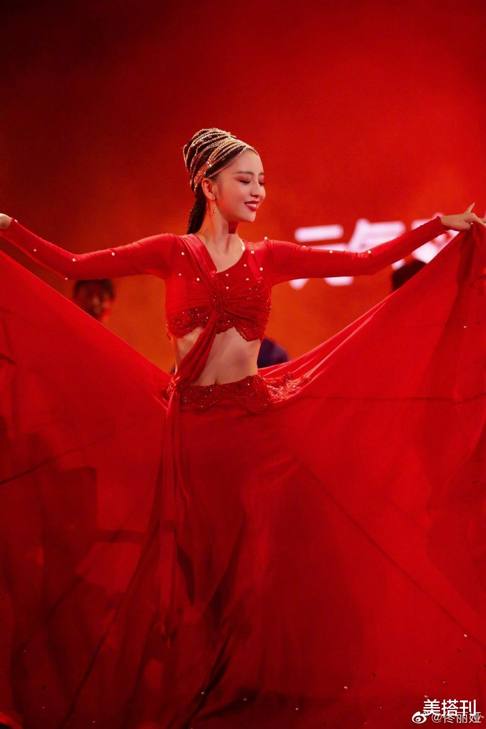 佟丽娅|佟丽娅最新造型，化浓妆穿红裙美艳动人，网友：终于看到异域美了