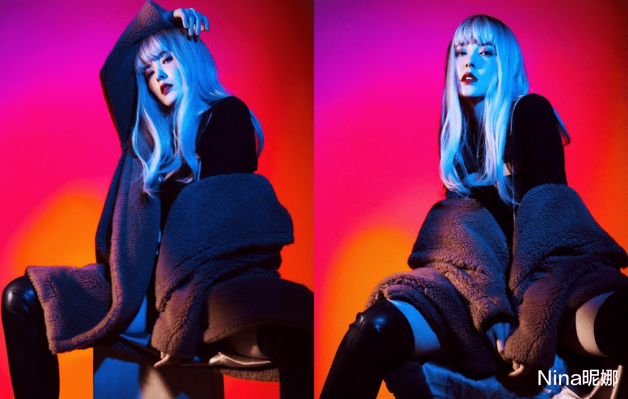 西装|曾黎直播首秀太抢眼,穿西装扎马尾辫戴20cm长耳环,嘟嘴卖萌太可爱