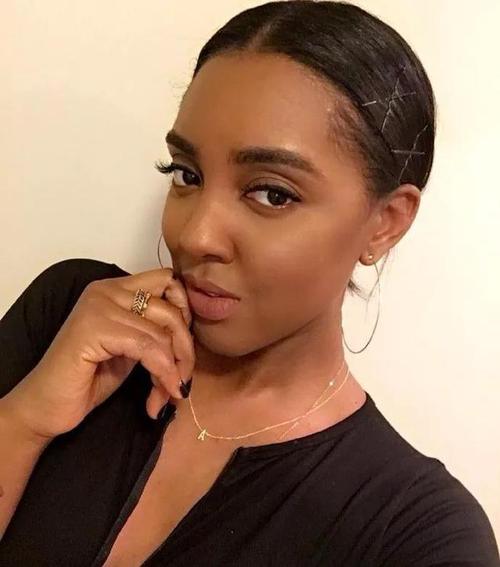 凱文·杜蘭特|做射擊狀、飛吻，杜蘭特場(chǎng)邊撩的美女球迷是誰(shuí)？有啥來(lái)歷？