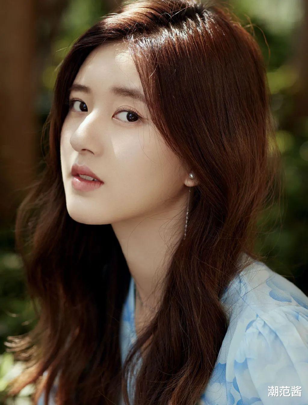 郑少秋|赵露思时尚搭配清纯甜美，不失可爱，你更喜欢蓝色还是黑色？