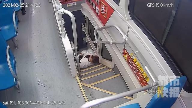 生活报 西安一女子两次晕倒，监控记录瞬间！他们紧急出手