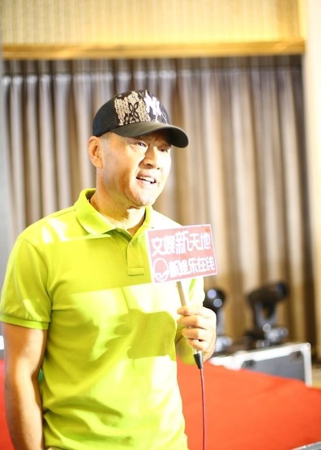 潮流搭配师甜甜|于光荣执导《天龙八部》上线，怼脸拍一脸疲惫相，看着好心疼