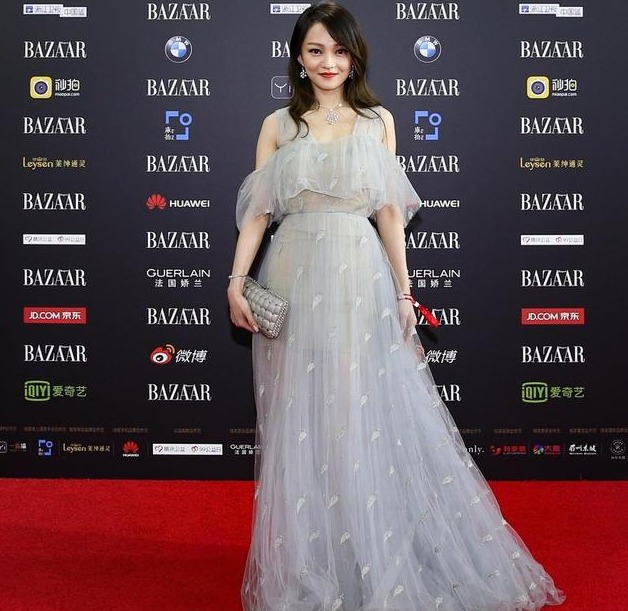 蒋欣|这7位女星，看脸无可挑剔，走红毯就像个笑话，各有各的缺点