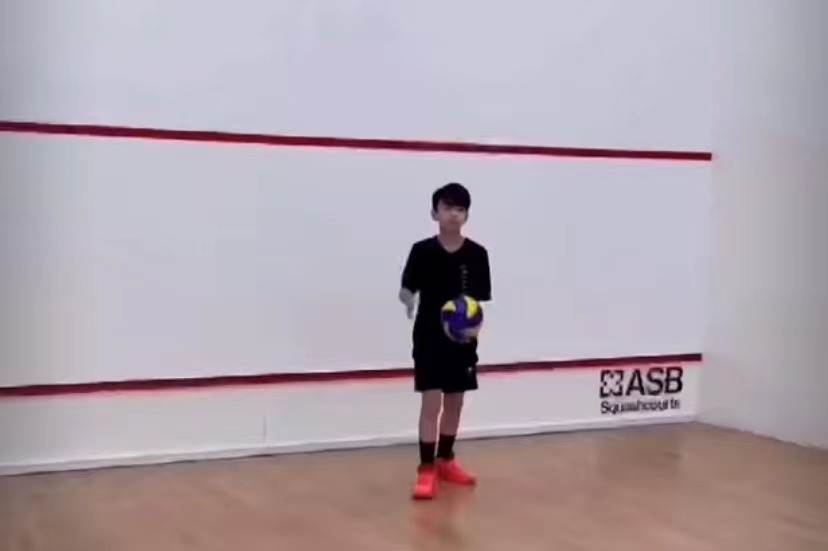 张柏芝|张柏芝陪次子打排球，11岁小Q身形修长动作矫健，越长越像谢霆锋