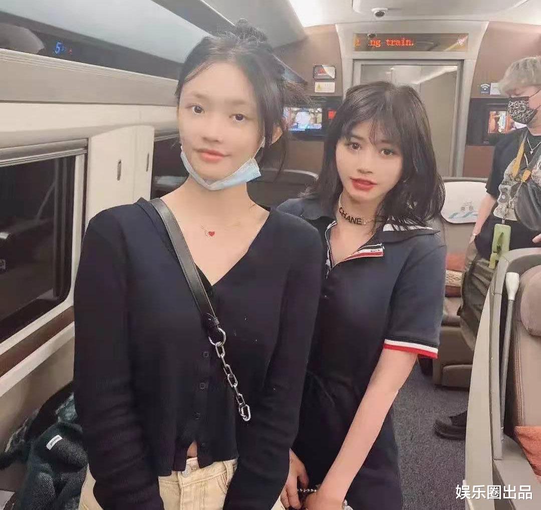 林允|林允和女粉丝合影，穿开衫被指平平无奇，焦点都在女粉丝的身上